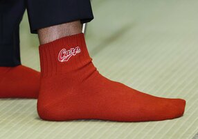 英国首相が真っ赤なカープの靴下、SNSで話題 岸田首相と会談 - 中国新聞デジタル