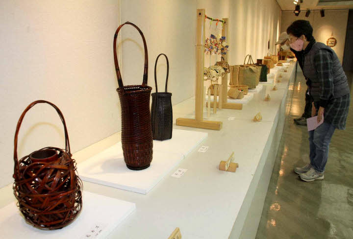 花籠やバッグ、竹工芸ずらり 竹原で作品展 | 中国新聞デジタル