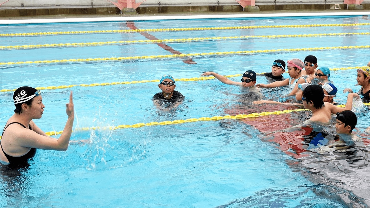 五輪メダリストが泳ぎ初め 井原市の温水プール改修完了