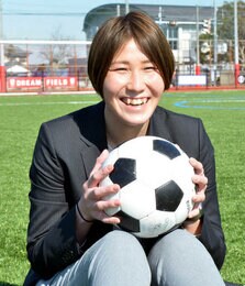 女子サッカー 山根さん 笑顔で第二の人生 昨季引退 元なでしこｇｋ クラブの広報兼営業 新しい挑戦 ワクワク 中国新聞デジタル