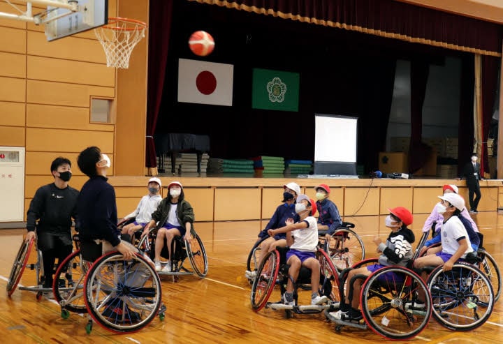 車いすバスケを児童体感 山口の大殿小 選手から手ほどき 中国新聞デジタル